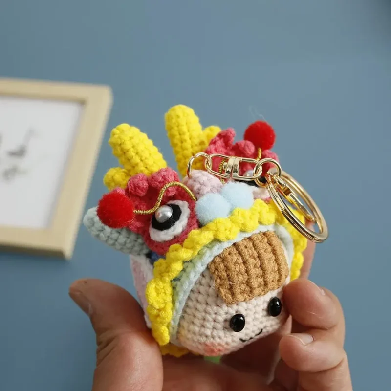Handgemachte strick puppe schlüssel bund niedlichen garn gemacht chinesische maskottchen tasche anhänger diy hand gewebte mode a 4